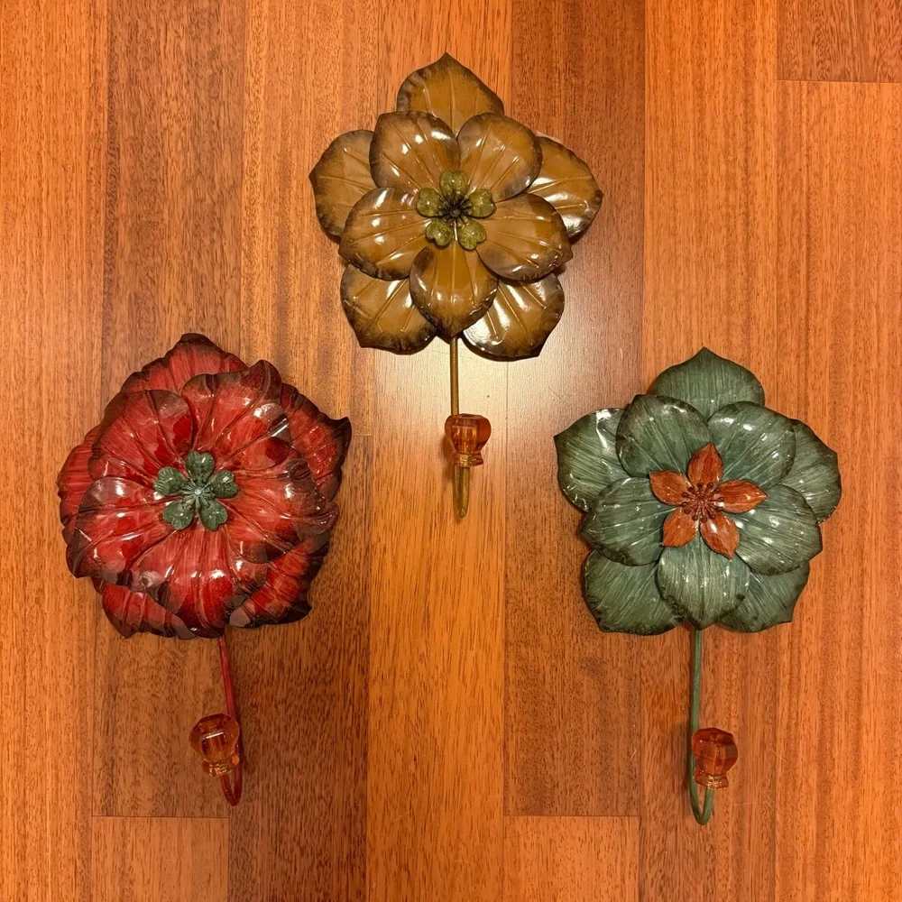 Flower shaped metal hooks
